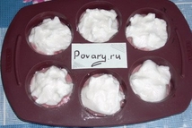 Шаг 6: Оставшейся белковой пеной сделать «шапочки» …