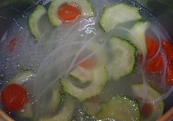 Рецепт: Суп с рисовой лапшой и овощами