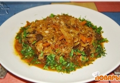 Тушеная капуста с мясом и грибами