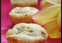 Рецепт: Маффины с ревенем и белым шоколадом