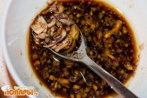 Шаг 2: Приготовим маринад. Чеснок пропускаем через …