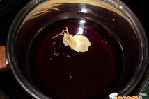 Шаг 3: В это время готовим соус. …