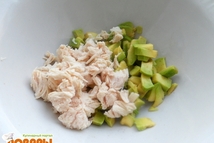 Шаг 1: Авокадо и куриное мясо нарезать …