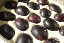 Шаг 2: Сливы вымыть, вынуть косточки, разрезать …