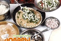 Шаг 4: Прослаивая блинчиками, выложить рисовую, грибную …