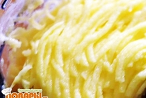 Шаг 1: Картофель почистить и мелко натереть …