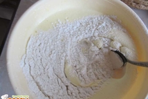 Шаг 4: Дальше добавляем стакан просеянной муки …