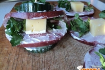 Шаг 5: Заворачиваем колбасу. Сверху и снизу …