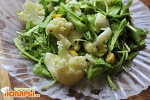 Шаг 4: Все ингредиенты соединить. Заправить маслом, …