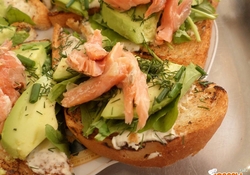 Рецепт: Бутерброды с копченой форелью и руккулой